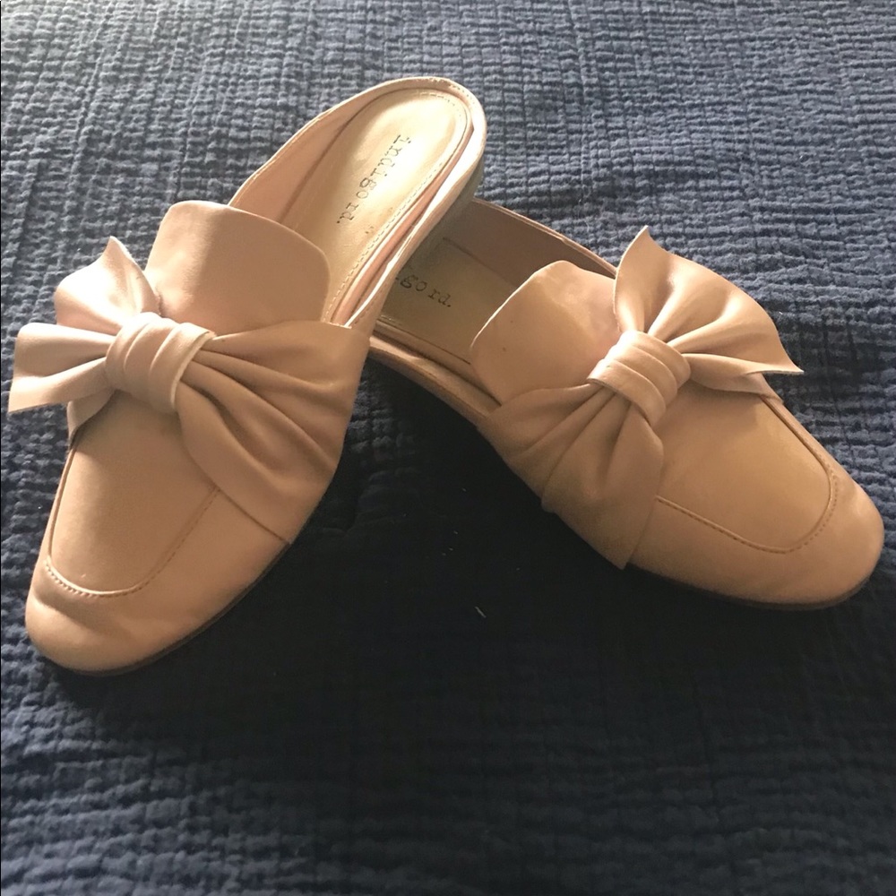 Indigo rd. Rose mules with bow size 61/2